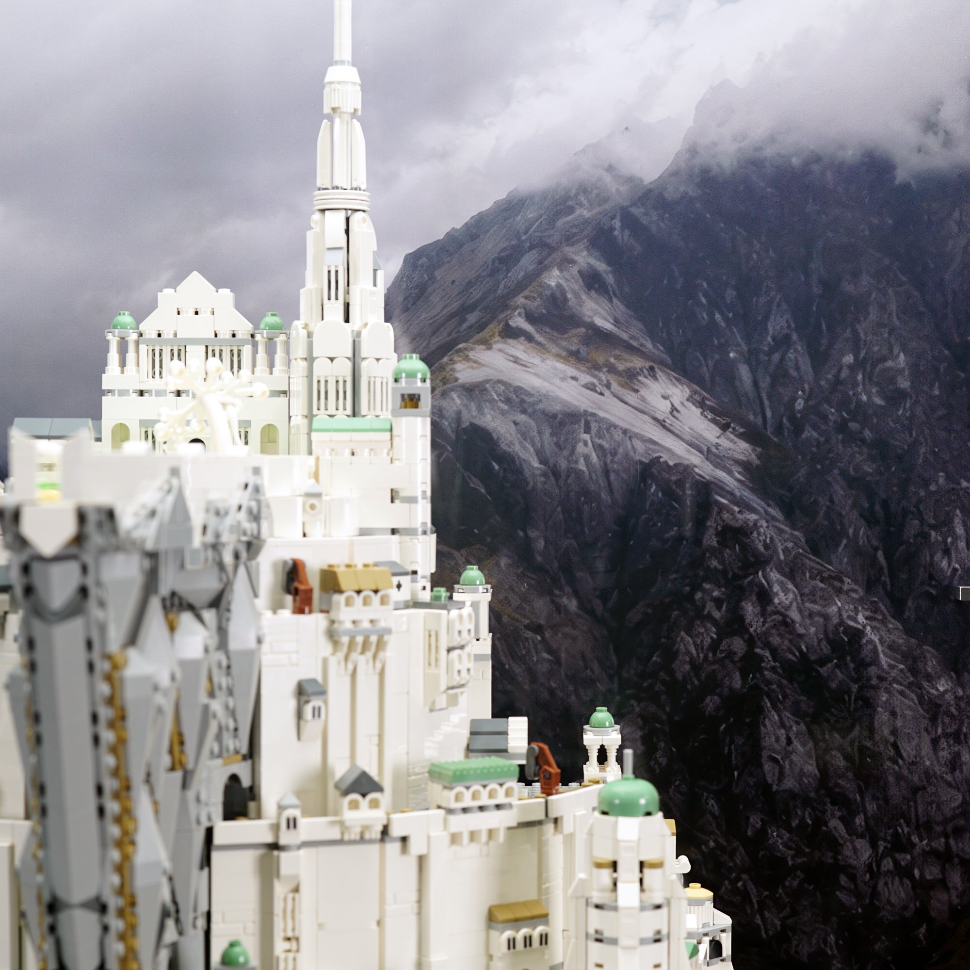 11377 The Lord of the Rings" Minas Tirith™ Display Case