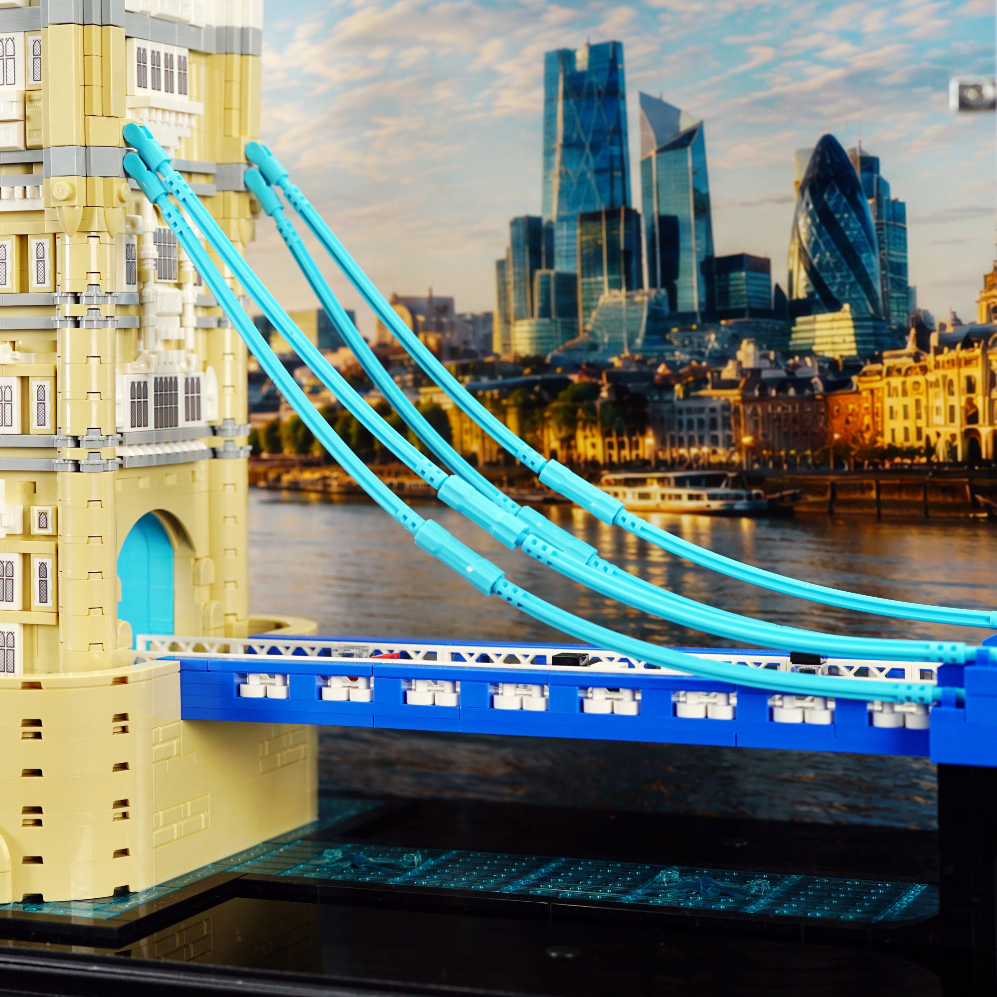 21067 Tower Bridge Display Case