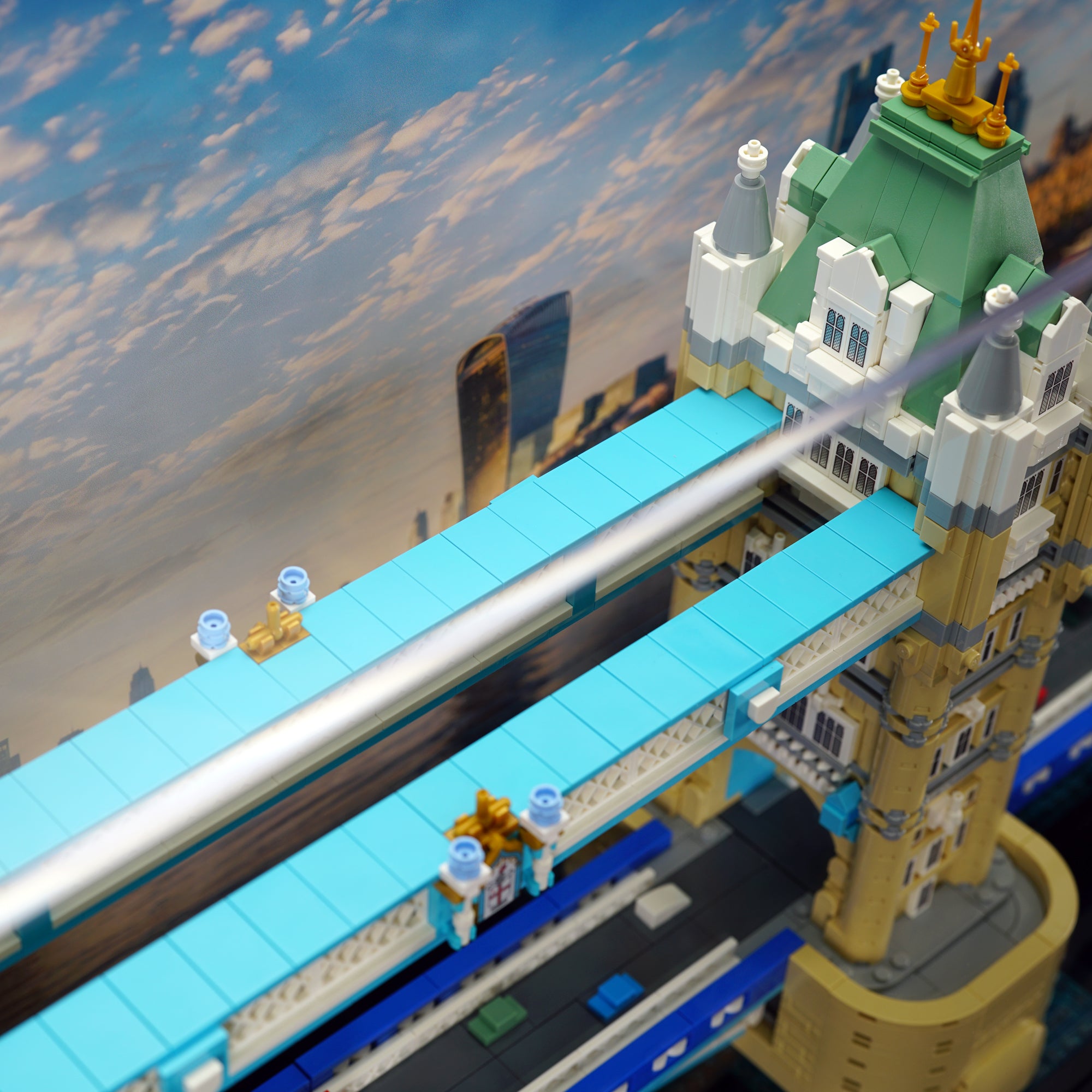 21067 Tower Bridge Display Case