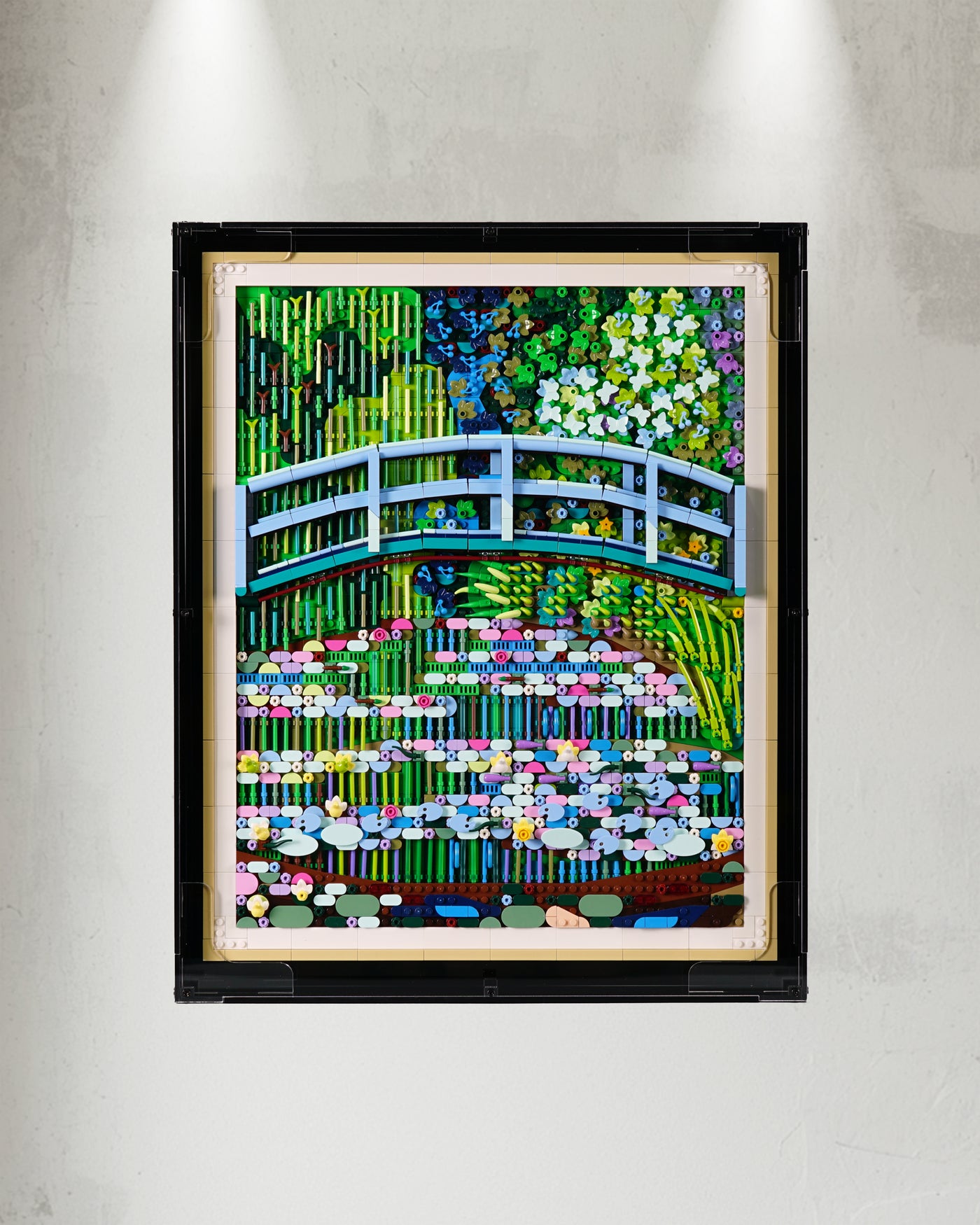 31220 Claude Monet – Bridge over a Pond of Water Lilies Display Case [Wall Mounted]