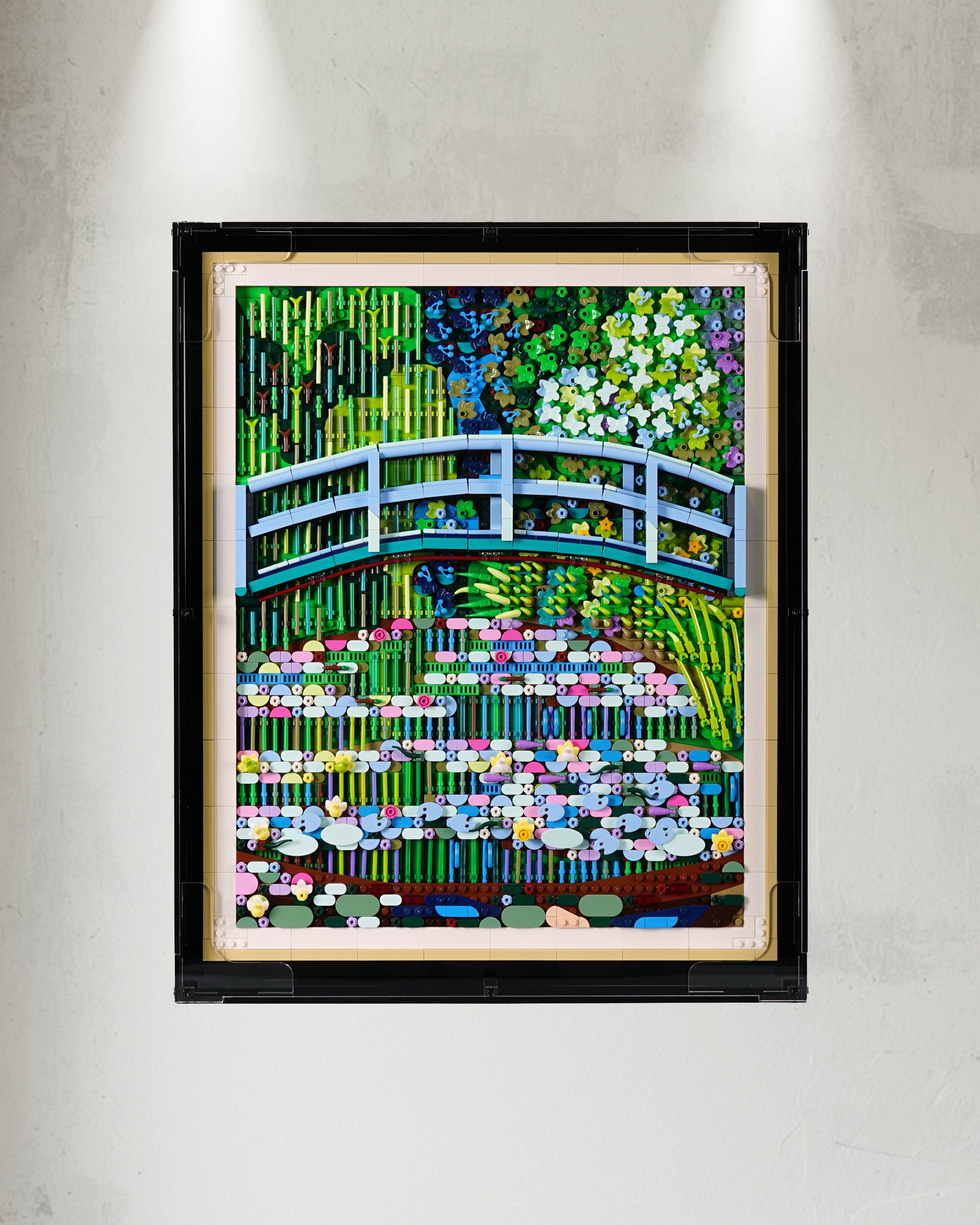 31220 Claude Monet – Bridge over a Pond of Water Lilies Display Case [Wall Mounted]