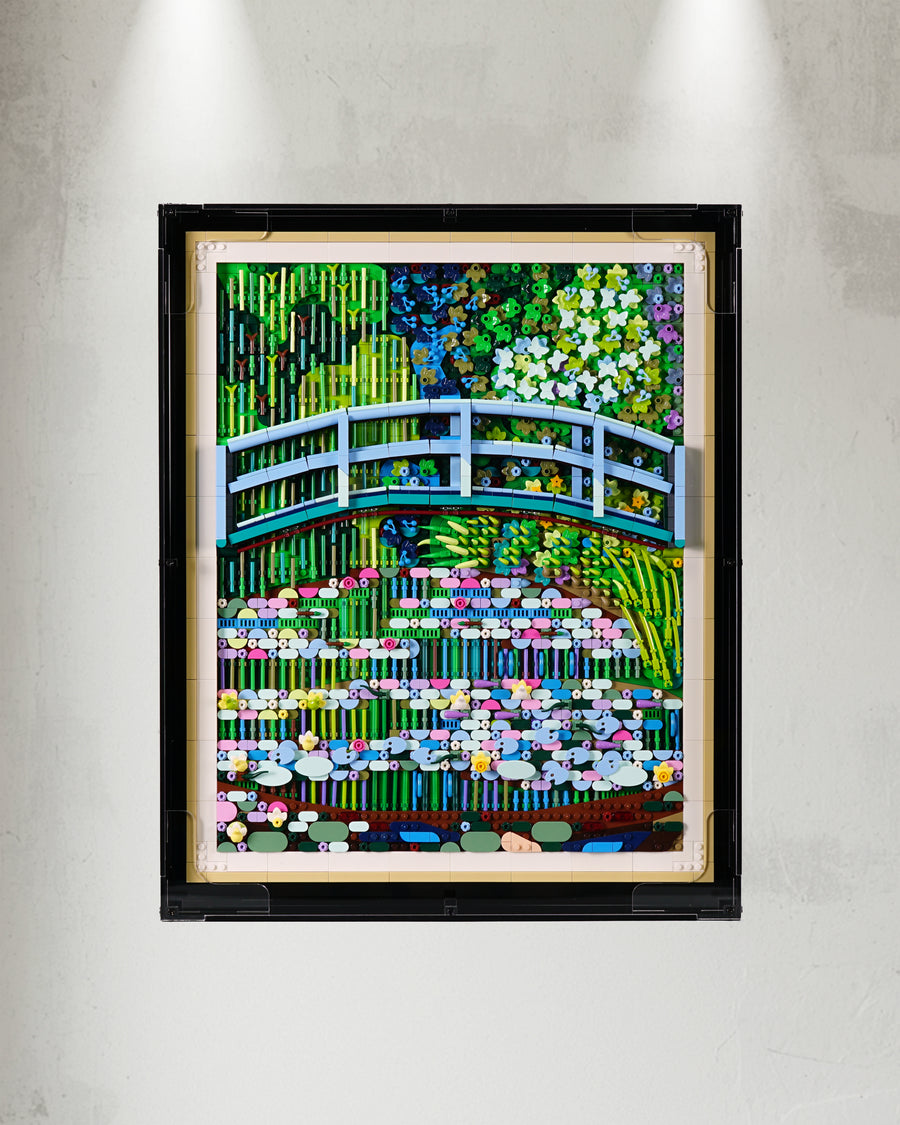 31220 Claude Monet – Bridge over a Pond of Water Lilies Display Case [Wall Mounted]