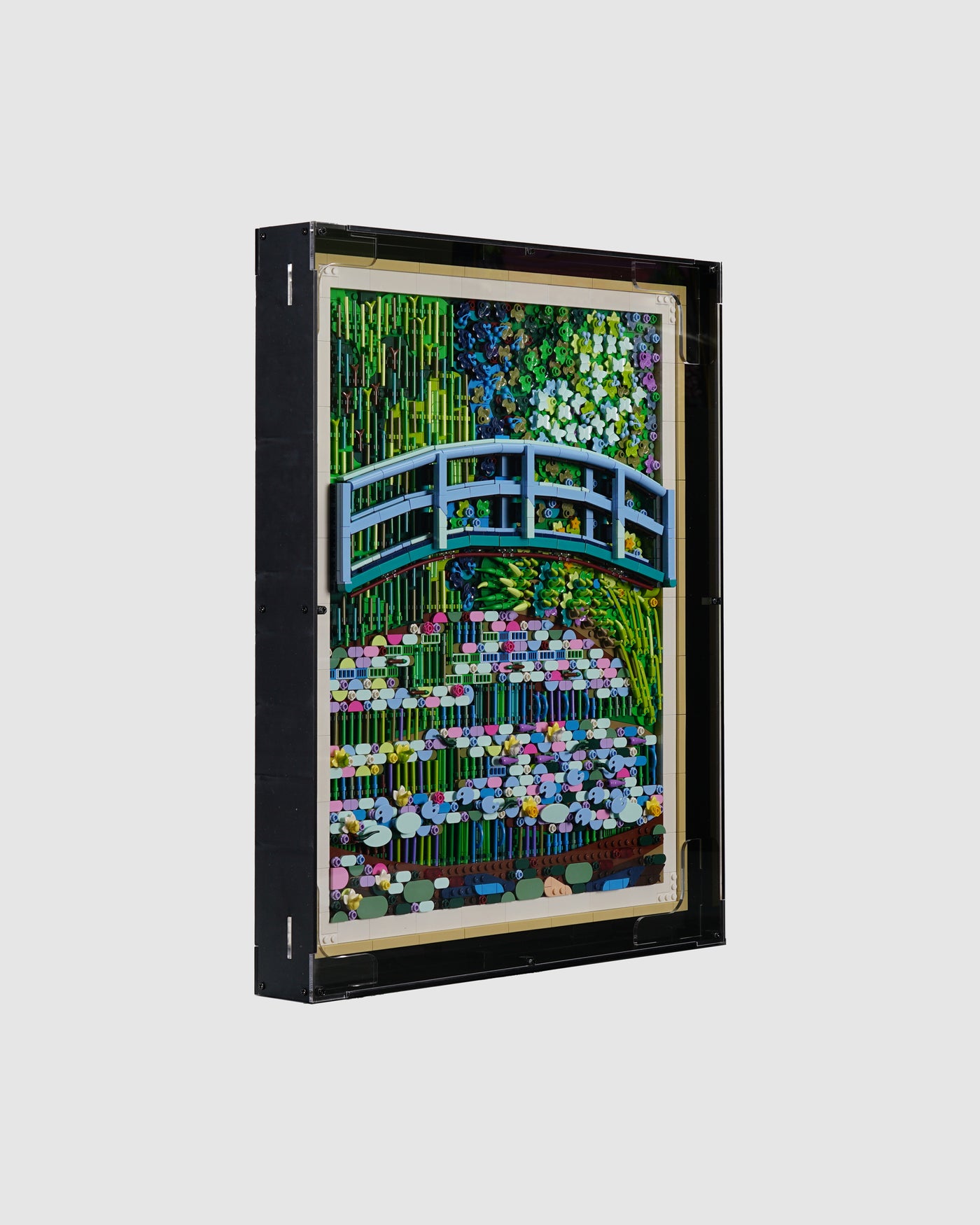 31220 Claude Monet – Bridge over a Pond of Water Lilies Display Case [Wall Mounted]