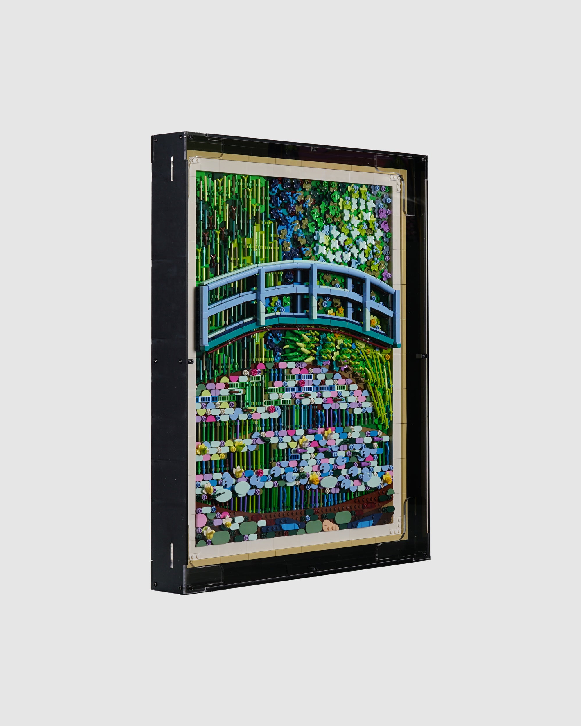 31220 Claude Monet – Bridge over a Pond of Water Lilies Display Case [Wall Mounted]