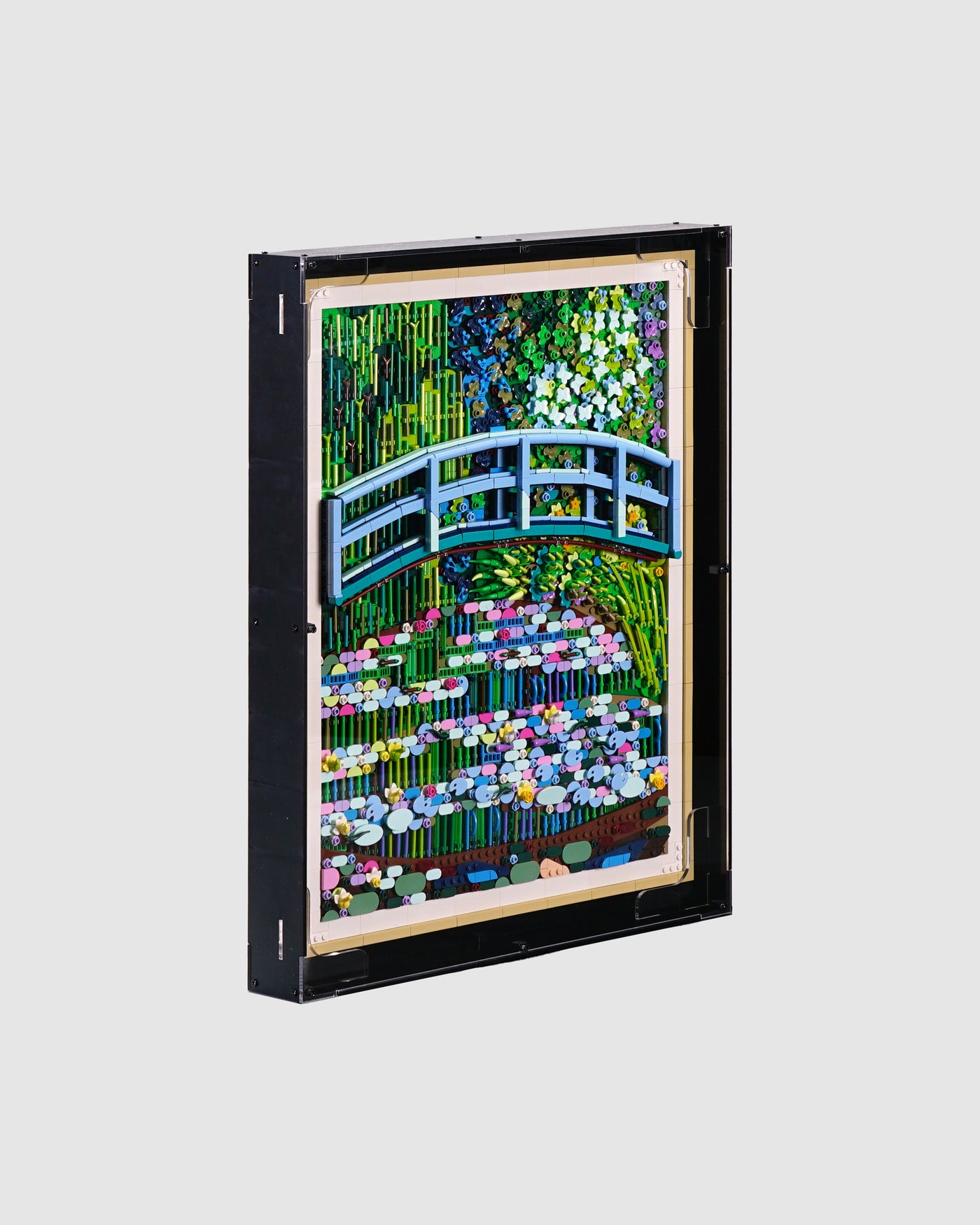 31220 Claude Monet – Bridge over a Pond of Water Lilies Display Case [Wall Mounted]