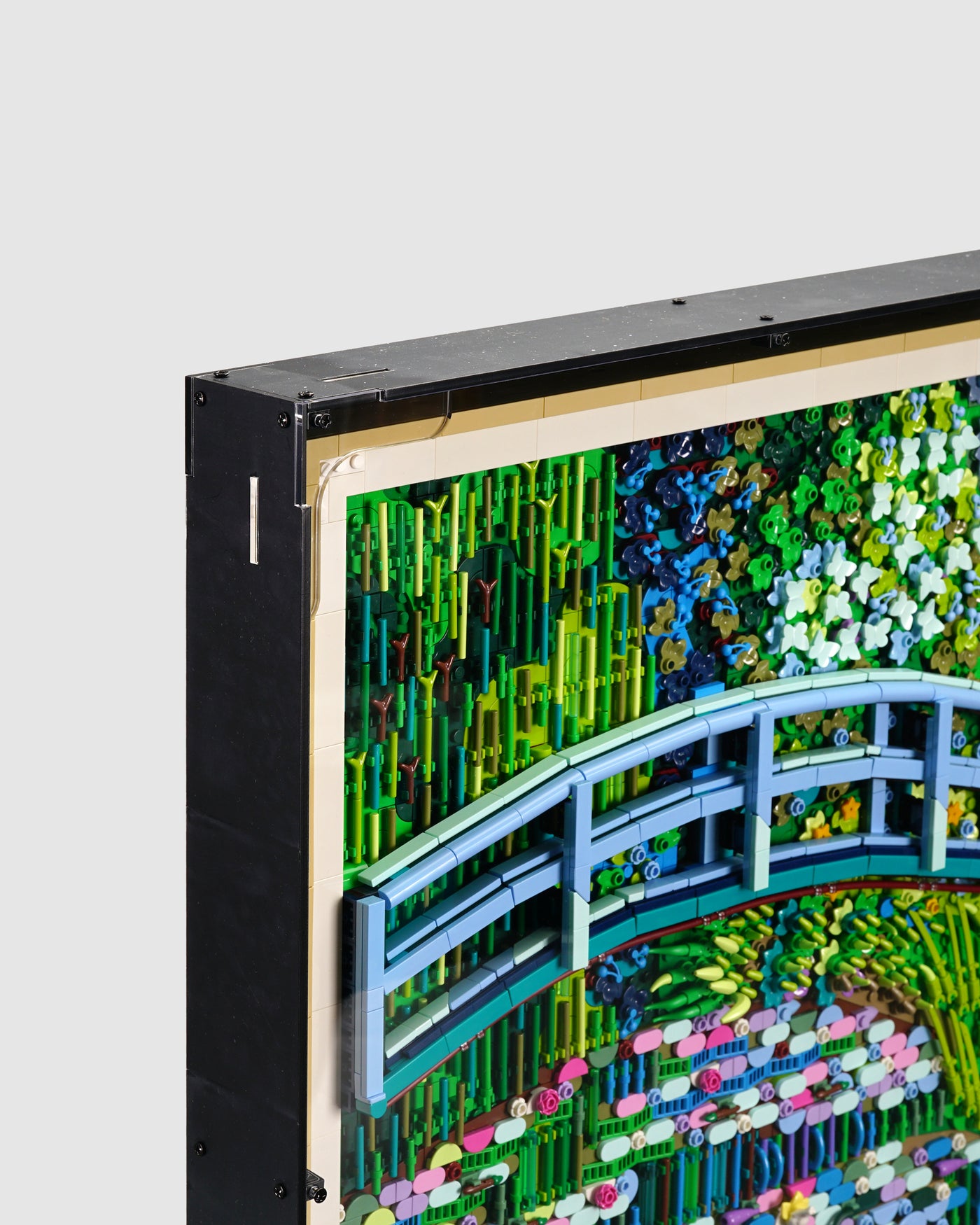 31220 Claude Monet – Bridge over a Pond of Water Lilies Display Case [Wall Mounted]