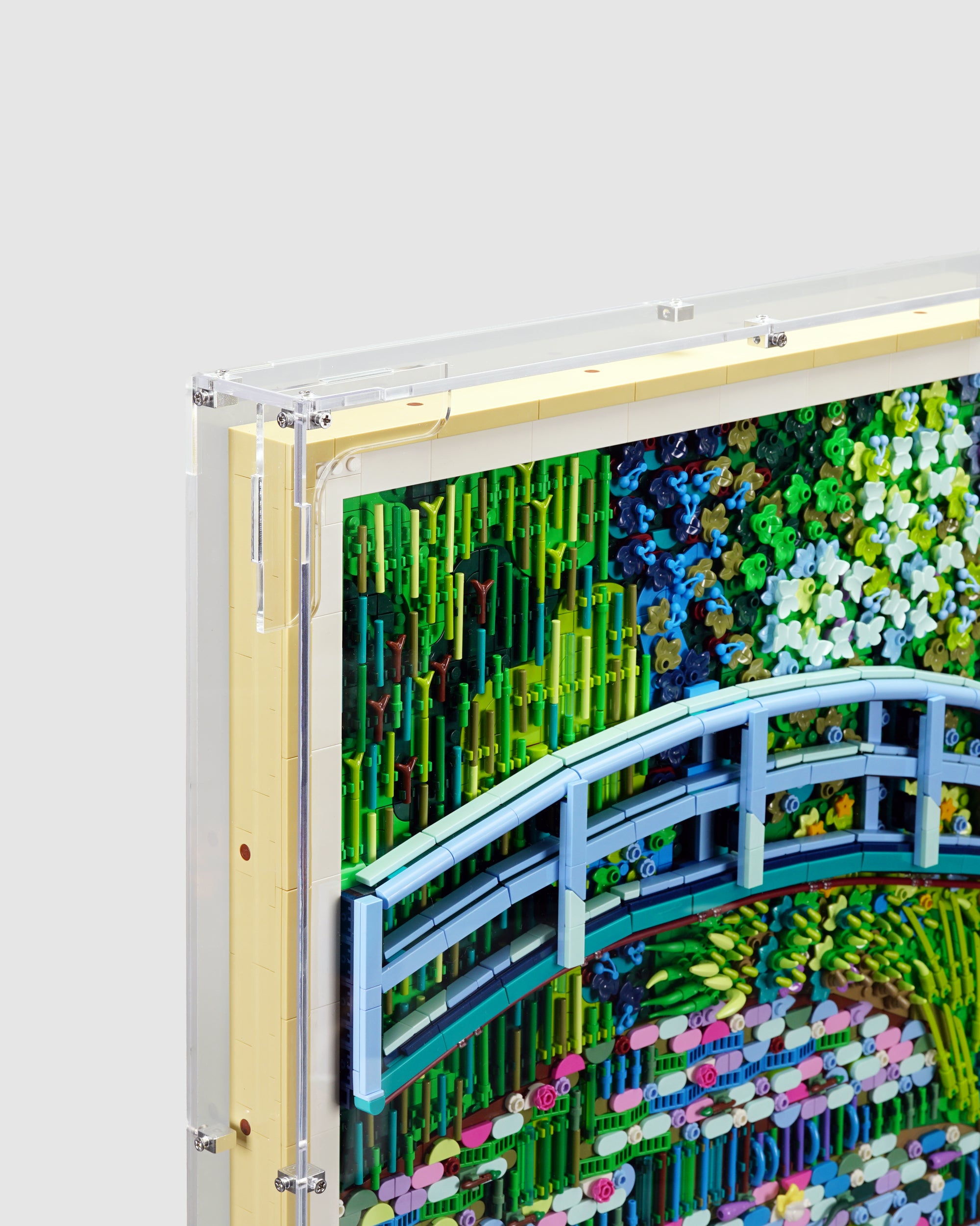 31220 Claude Monet – Bridge over a Pond of Water Lilies Display Case [Wall Mounted]