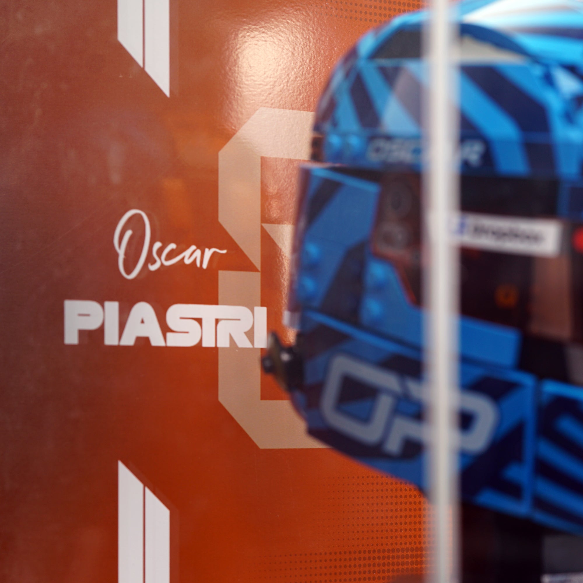 43017 McLaren Mastercard F1® Team Oscar Piastri Helmet Display Case
