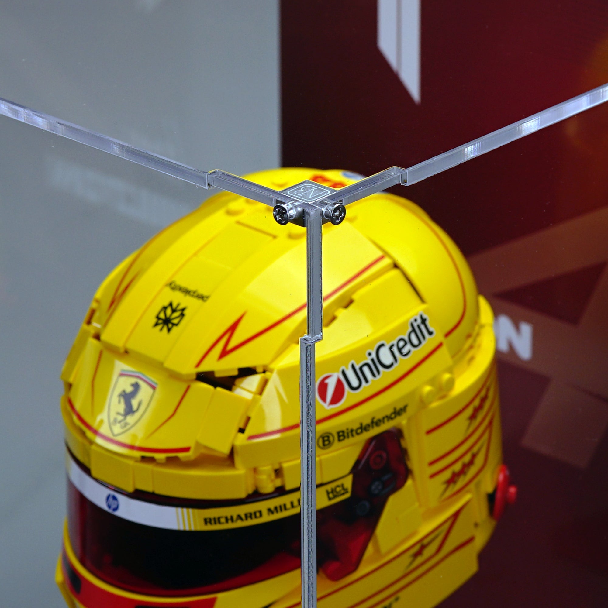 43022 Scuderia Ferrari HP Lewis Hamilton Helmet | Acrylic LEGO Display Case | ONBRICK
