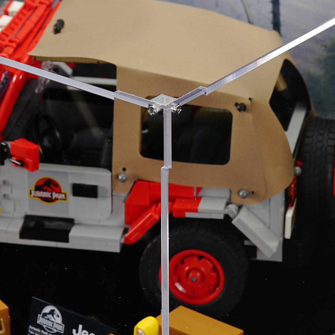 77984 Jurassic Park Jeep® Wrangler Display Case