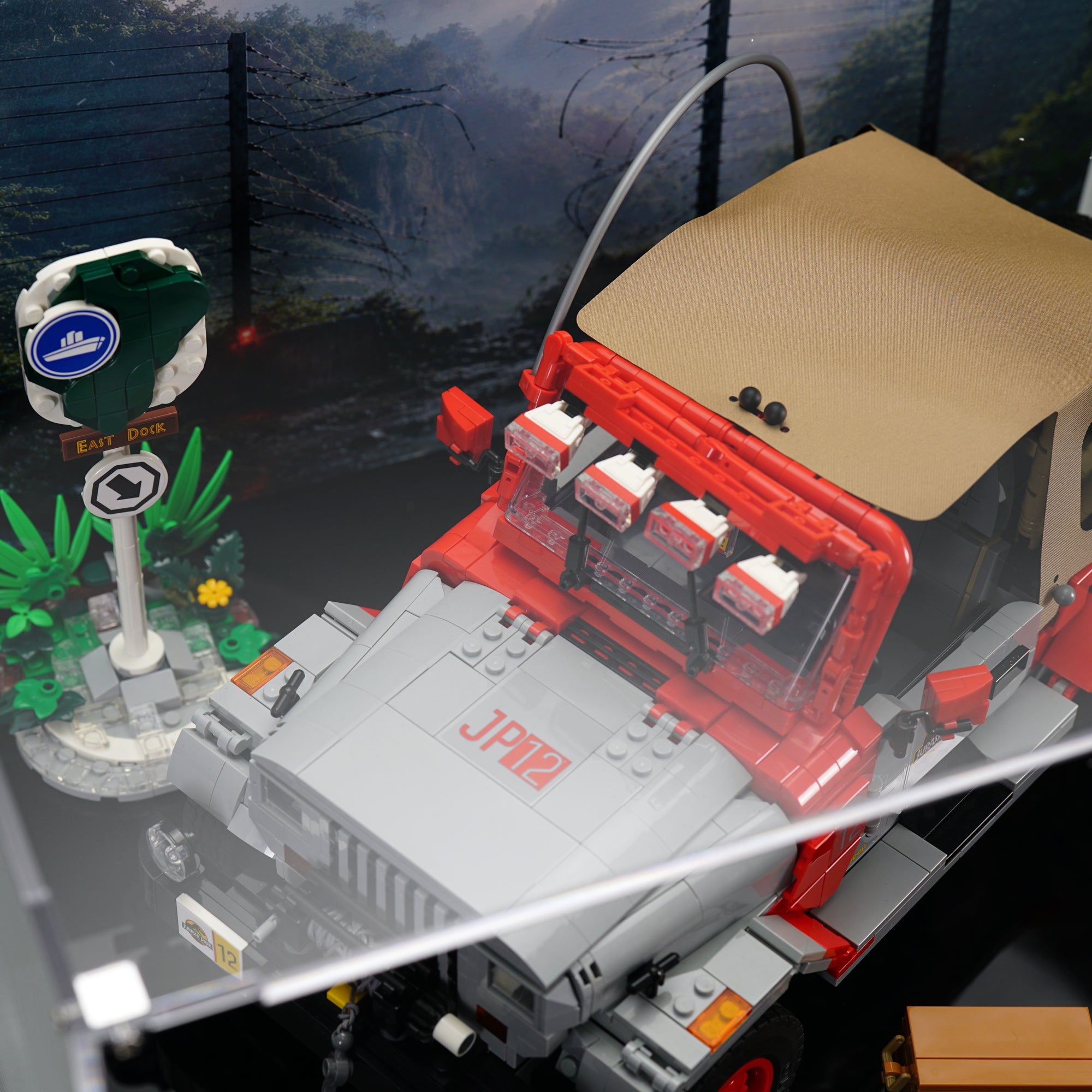 77984 Jurassic Park Jeep® Wrangler Display Case