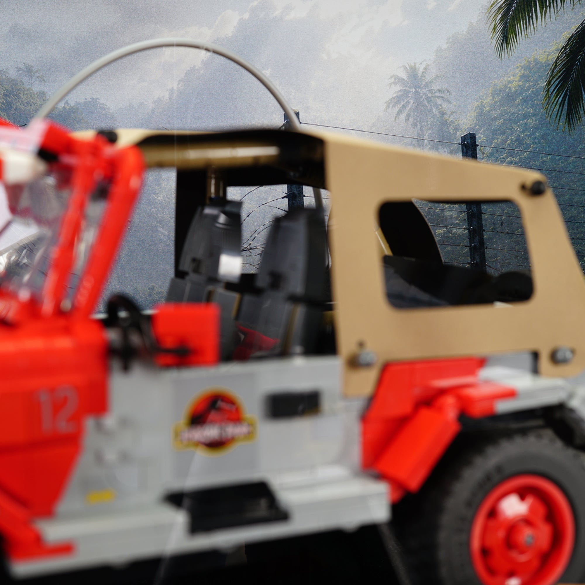 77984 Jurassic Park Jeep® Wrangler Display Case